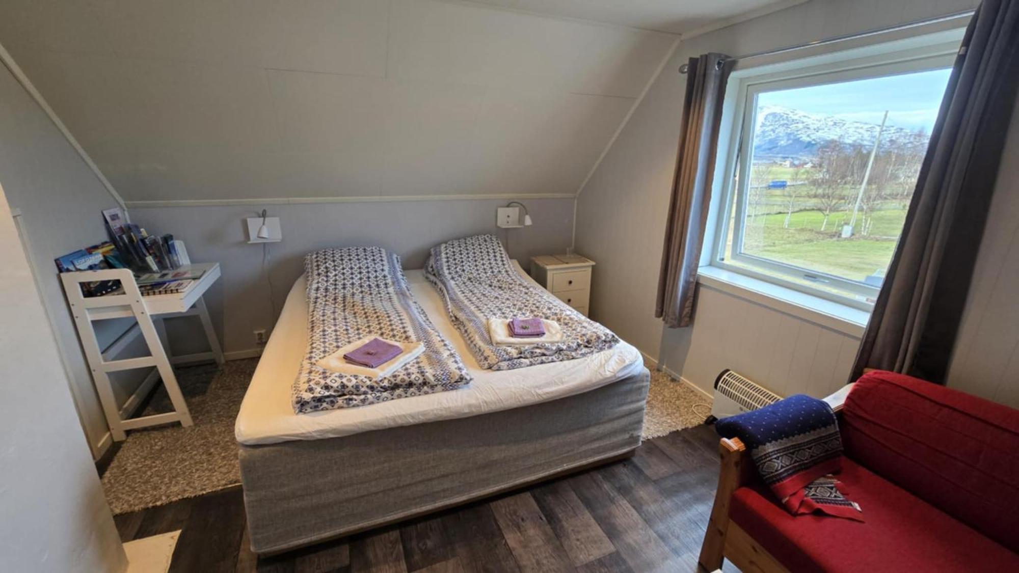 1 Room In The Yellow House, Close To Airport & Lofoten Evenskjer Eksteriør billede