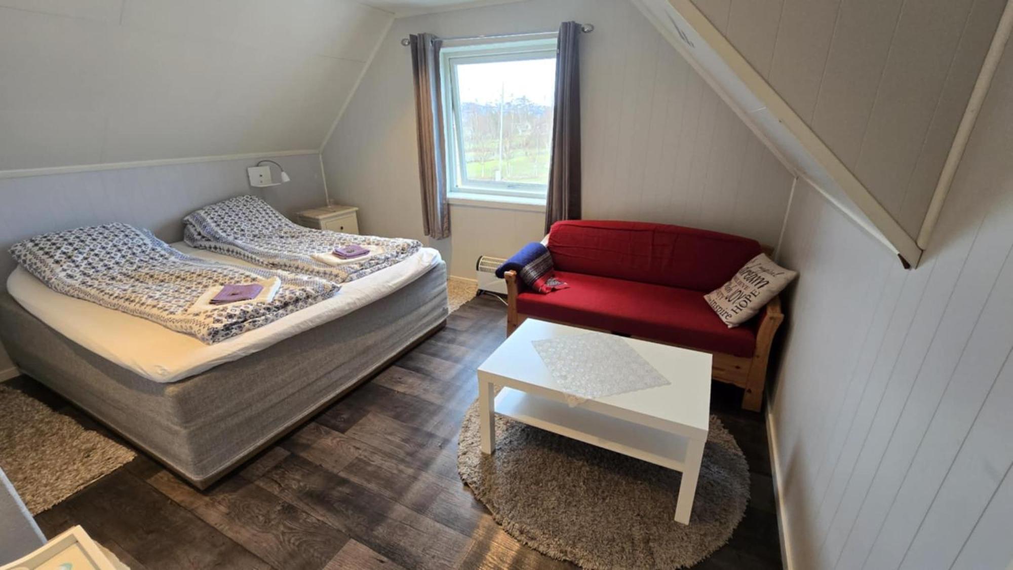1 Room In The Yellow House, Close To Airport & Lofoten Evenskjer Eksteriør billede