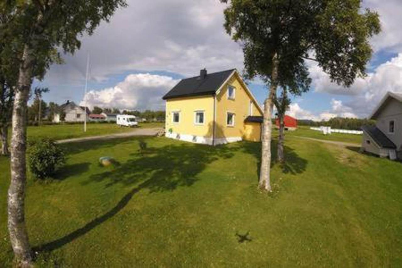 1 Room In The Yellow House, Close To Airport & Lofoten Evenskjer Eksteriør billede